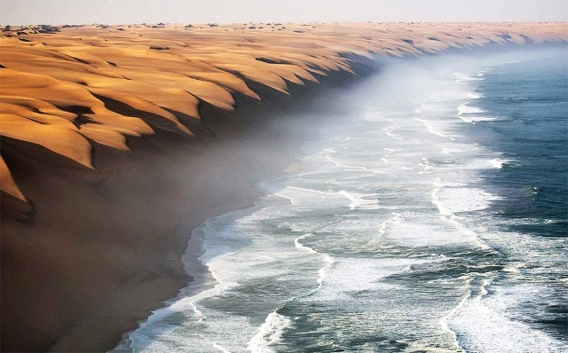 Nơi giao thoa giữa samạc Namib và biển ở miền Nam châu Phi.