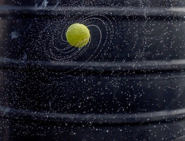 Bạn có thật sự nhận ra đây là một quả tennis? Trông như một dải ngân hà mới vậy.
