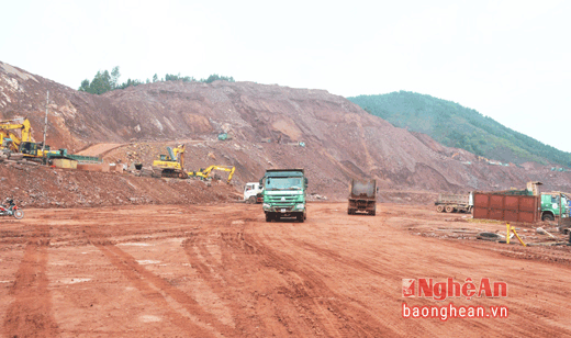 Công trường thực hiện dự án cảng biển Vissai và Trạm nghiền xi măng của Công ty CP xi măng Sông Lam.