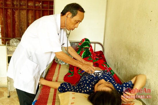 Bác sỹ Nguyễn Đình Trưng thăm khám cho bệnh nhân.