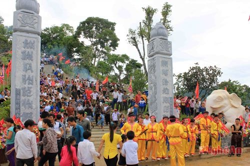 Nhân dân vui mừng trong ngày Đền Choọng được đón nhận bằng Di tích Quốc gia.