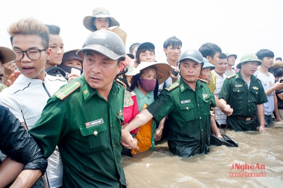 Lực lượng biên phòng lập hàng rào ngăn ngừa người dân hiếu kì gây khó khăn cuộc giải cứu.