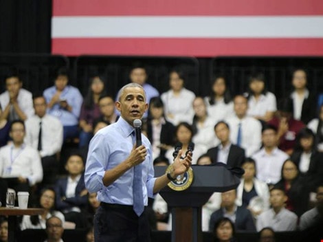 Tổng thống Obama giao lưu với các thành viên của Sáng kiến Thủ lĩnh trẻ Đông Nam Á (YSEALI) tại thành phố Hồ Chí Minh sáng nay. Ảnh: Reuters