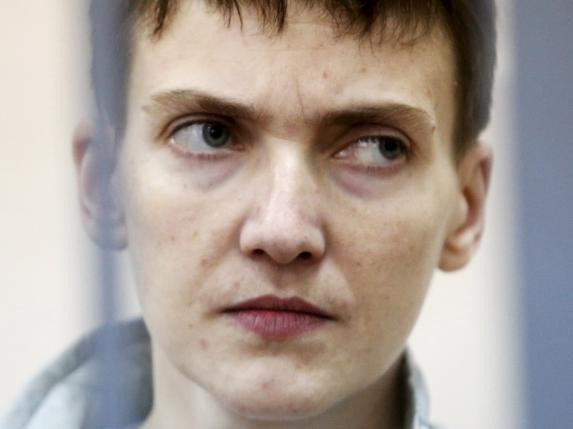 Nữ quân nhân Nadiya Savchenko được trao trả tự do.