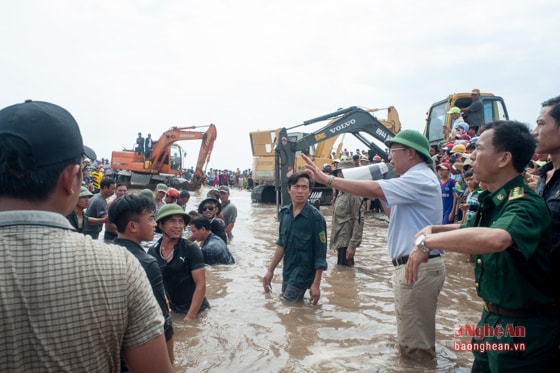 Có mặt tại hiện trường từ rất sớm, ông Nguyễn Chí Lương – Chi cục trưởng Chi cục Thuỷ sản Nghệ An trực tiếp tham gia và đưa ra phương án giải cứu.