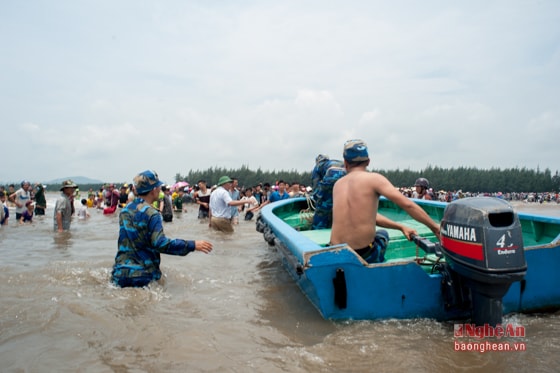 Tàu Kiểm ngư VN 93969 KN cùng xuồng cao tốc cũng được điểu động đến để hỗ trợ công tác giải cứu