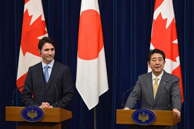 Thủ tướng Nhật Bản Shinzo Abe và người đồng cấp Canada Justin Trudeau  họp báo sau hội đàm tại văn phòng Thủ tướng Abe tại Tokyo ngày 24/5/2026. Ảnh: EPA.