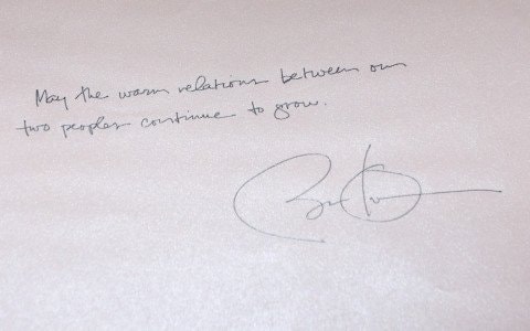 Bút tích của Tổng thống Obama tại khu di tích nhà sàn Chủ tịch Hồ Chí Minh. Ảnh: Anh Đức/TTXVN