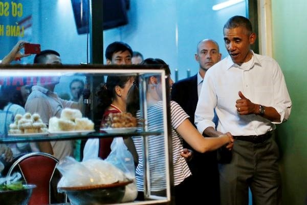 Thái độ thân thiện của người Việt Nam đã chạm đến trái tim ông Obama. Ảnh: Reuters.