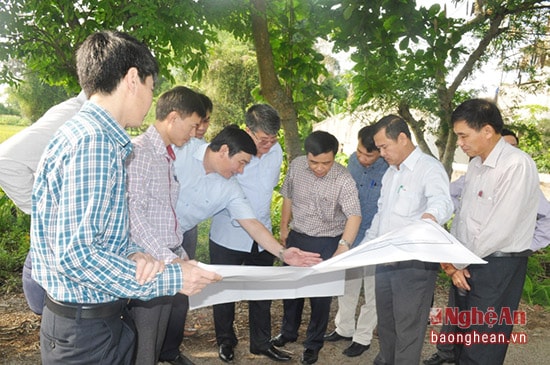 Đồng hí Huỳnh Thanh Điền kiểm tra bản đồ quy hoạch dự án