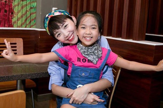 Ca sĩ Tóc Tiên và bé Diệp Nhi chụp ảnh kỷ niệm trong hậu trường Vietnam Idol Kids.