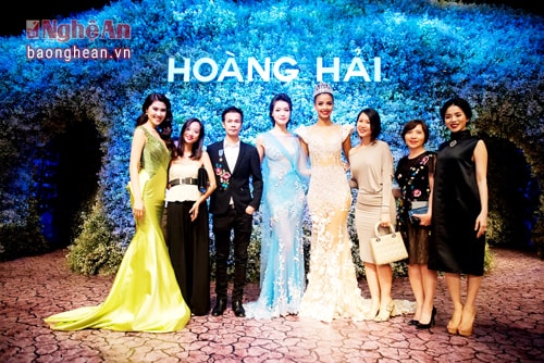 Với đẳng cấp vượt trội, show diễn thời trang “Ngôn ngữ Hoa” của NTK Hoàng Hải đã thu hút rất đông chính khách và nghệ sĩ nổi tiếng cùng tham dự