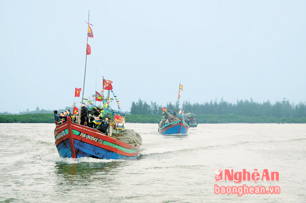 Đoàn tàu tham gia Lễ cầu ngư ở xã Diễn Ngọc (Diễn Châu). 