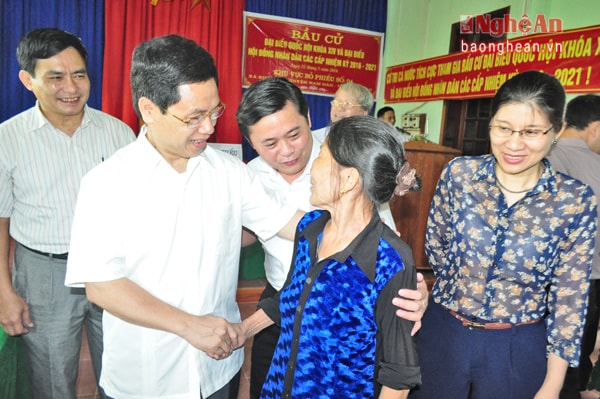 A5 - Đồng chí Nguyễn Xuân Sơn và lãnh đạo huyện Nam Đàn gặp gỡ người dân xã Kim Liên. Ảnh: Mai Hoa