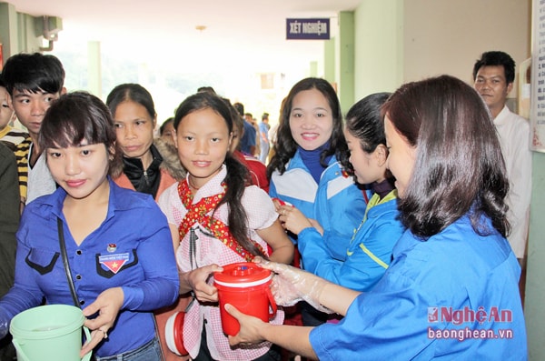 Các đoàn viên thuộc đoàn khối các cơ quan tỉnh phát cháo tình thương cho bệnh nhân nghèo tại Bệnh viện đa khoa Tương Dương. Ảnh: Hồ Phương