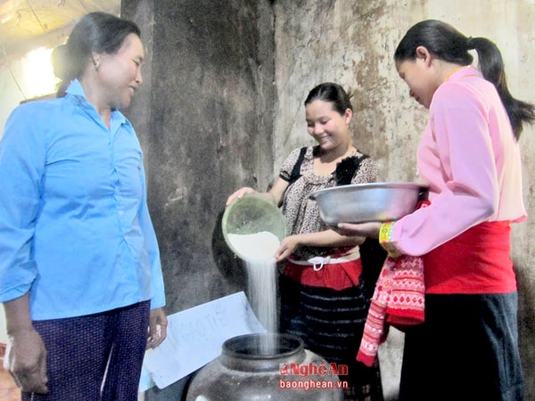Phụ nữ bản Mới xã Thành Sơn Anh Sơn góp gạo cho “Hũ gạo tiết kiệm” tại gia đình chị Vi Thị Thủy – Chi hội trưởng chi hội phụ nữ bản Mới.