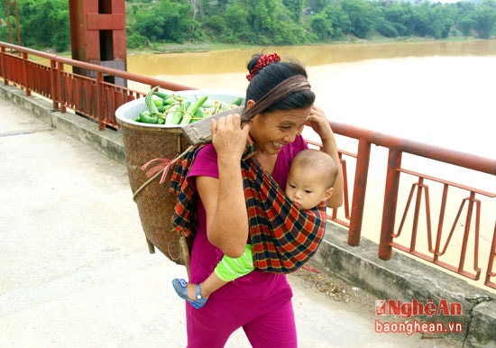Những bó mặc tệt sau lưng người dân ra phố núi.