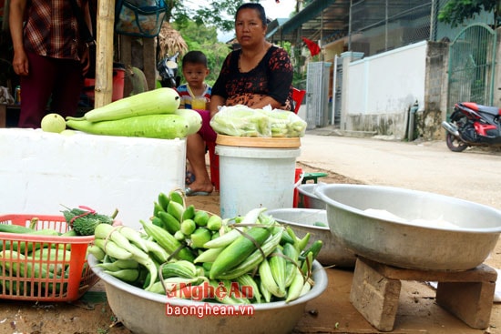 Tại các chợ vùng cao hiện nay mặc tệt là món hàng không thể thiếu.