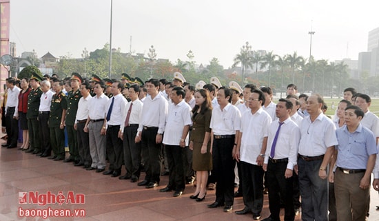 Các đại biểu dâng hương, dâng hoa báo công với Bác tại Quảng trường Hồ Chí Minh.