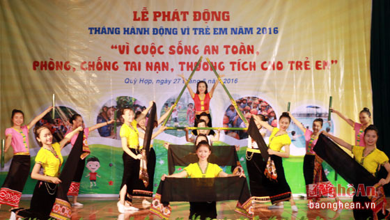 Chương trình văn nghệ chào mừng buổi lễ của đôi tuyên truyền măng non, Nhà Văn hóa huyện Quỳ Hợp