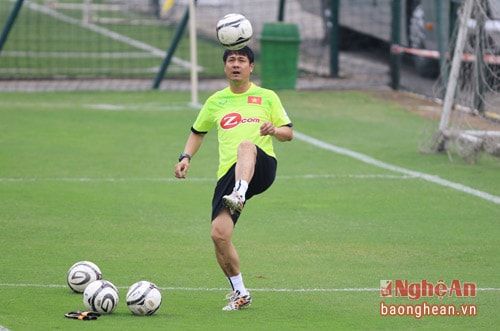 HLV Hữu Thắng trổ tài tâng bóng