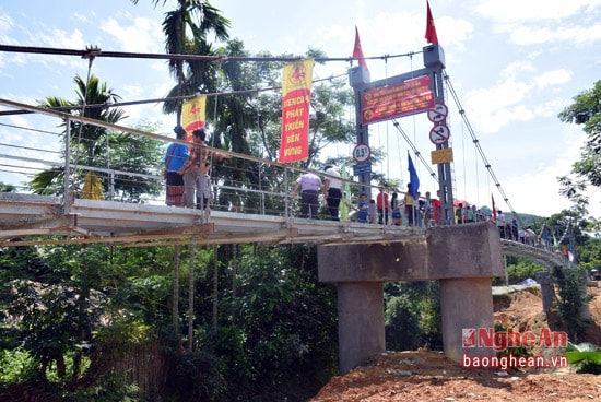 Cầu treo Khe Yên đã hoàn thành, tạo thuận lợi cho đồng bào các dân tộc trong vùng đi lại, là động lực đểphát triển kinh tế - xã hội cho địa phương.