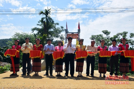 Các đồng chí lãnh đạo Ngành giao thông vận tải, Tổng Công ty Xây dựng công trình giao thông 4 và lãnh đạo địa phương cắt băng khánh thành câu treo dân sinh Khe Yên. Cầu treo Khe Yên hoàn thành đưa vào sử dụng, từ nay người dân bản Khe Yên không còn nỗi lo mỗi khi qua Khe Yên phải đi bằng cầu tạm như trước đây.