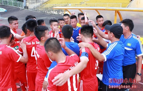 Thầy trò HLV Phạm Bùi Minh đã có một trận đấu tưng bừng trước U.17 Hà Tĩnh, qua đó tiếp tục dẫn đầu bảng B tại vòng loại U.17 QG.