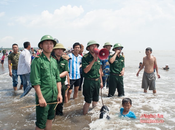 Lực lượng bộ đội biên phòng cùng người dân đưa cá vào bờ.