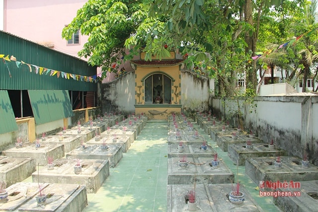 Đền Làng Hiếu có thể xem là khu lăng mộ  thờ cá Ông  lớn nhất Nghệ An với 85 ngôi mộ được xây cất và hương khói