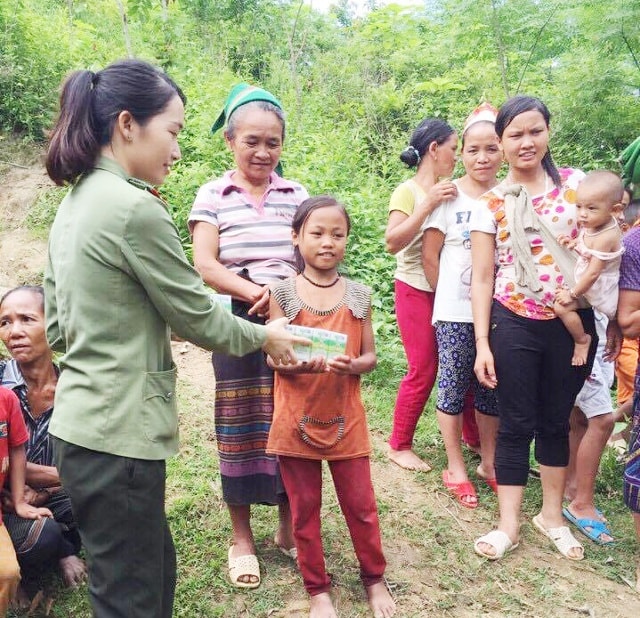 Các em thiếu nhi Na bè nhận quà 1-6 của chi đoàn thanh niên công an huyện Tương Dương