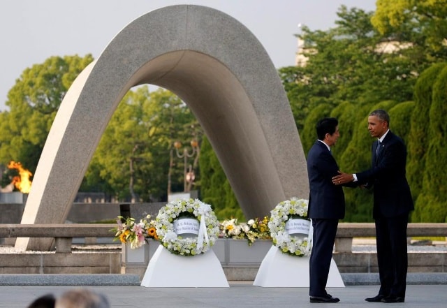 Tổng thống Obama và Thủ tướng nước chủ nhà Shinzo Abe tại Công viên tưởng niệm hòa bình ở thành phố Hiroshima ngày 27/5/2016. Ảnh: Reuters