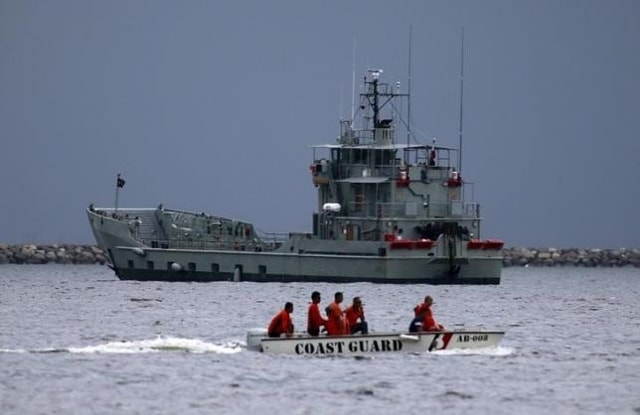 Đội tuần tra bờ biển Philippines tại một vịnh ở Manila ngày 9/8/2015. Ảnh: Reuters