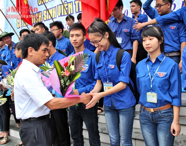 Thầy giáo Phạm Minh Hùng - Nguyên Phó Hiệu trưởng Trường Đại học Vinh chúc mừng TNTN trước khi lên đường làm nhiệm vụ (ảnh chụp năm 2015).