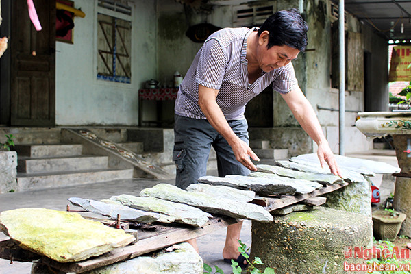 9.Ông Phúc bên giàn đàn đá tự nhiên trước sân nhà. Đá ở đây do ông tìm kiếm và bạn bè gửi từ khắp nơi về. 