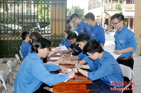 Nhiều ĐVTN tham gia đăng ký hiến máu nhân đạo