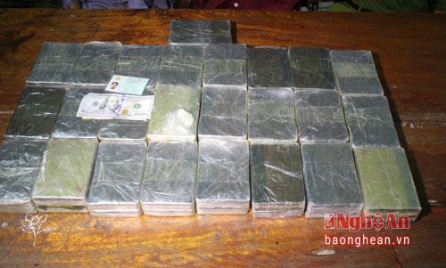 Tang vật 50 bánh heroin.