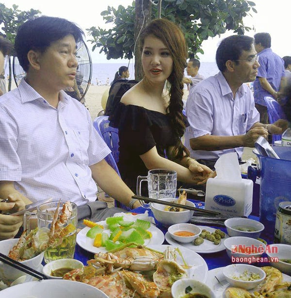 Ấ hậu Thụy Vân cùng lãnh đạo TX Cửa Lò tổ chức tiệc hải sản ngay bên bãi biển
