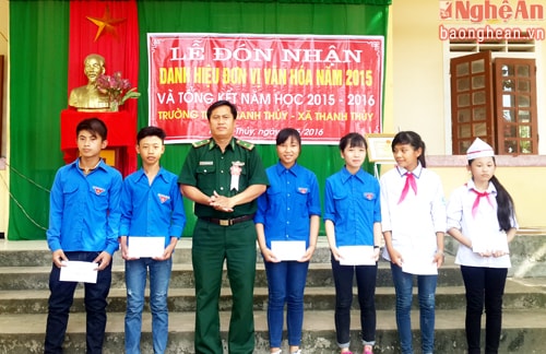 , đồn BP cửa khẩu Thanh Thủy, BĐBP Nghệ An đã tặng quà cho các em học sinh thuộc trường Tiểu học và trung học cơ sở xã Thanh Thủy huyện Thanh Chương, Nghệ An.