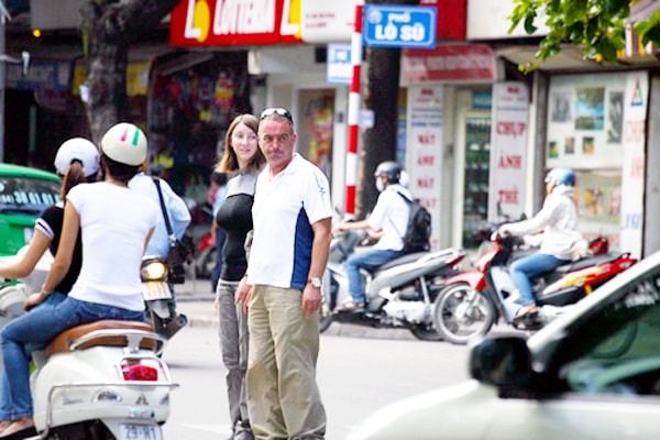 Mỗi lần ra đường ở Việt Nam với người nước ngoài là một trải nghiệm mới. Ảnh minh họa