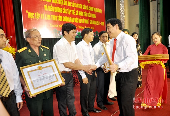 Đồng chí Nguyễn Đắc Vinh - Ủy viên Trung ương Đảng, Bí thư Tỉnh ủy trao bằng khen của Ban Thường vụ Tỉnh ủy cho các tập thể, cá nhân điển hình trong thực hiện Chỉ thị 03.