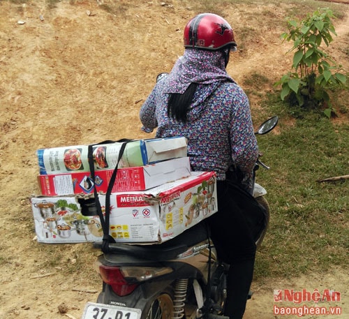 Những kẻ buôn gian, bán lận thường tìm đến các bản làng miền núi- vùng cao để tiêu thụ hàng giả, hàng nhái và hàng kém chất lượng, không có nguồn gốc xuất xứ.