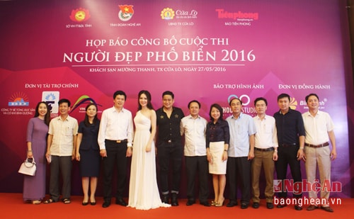 Ban Tổ chức và khách mời chụp ảnh lưu niệm tại buổi họp báo.