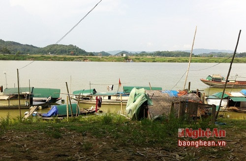Làng vạn chài vận tải lênh đênh bao đời nay theo sông nước.