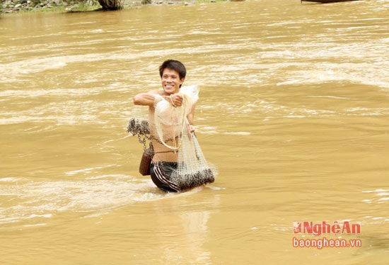 Cuộc sống người dân Xốp Cắng cũng chủ yếu dựa vào nương rẫy và đánh cá ở sông Nậm Nơn. Theo ông Xốm My Xay, trưởng bản thì trước đây phân chia ranh giới nửa sông bên này là của Lào, nửa bên kia là đất Việt. Tuy nhiên từ khi Xốp Cắng và Cha Nga kết nghĩa với nhau thì mọi người tự do qua lại, giao lưu làm ăn.