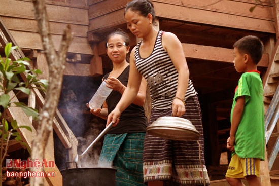 Phụ nữ Xốp Cắng nấu bữa chiều ngoài trời.