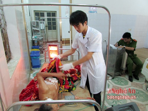 Ông Sầm Văn Dần đang được cấp cứu tại Bệnh viện