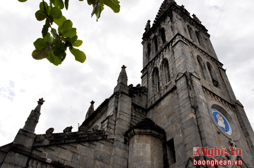 Nhà thờ Bảo Nham toạ lạc trên một khoảng đất rộng 7.750m2. Đây là một trong những nhà thờ bằng đá lớn ở xứ Đông Dương lúc bấy giờ và có mức độ thẩm âm tốt nhất so với các nhà thờ khác ở Việt Nam. 