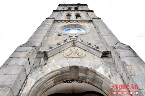 Chiều cao của nhà thờ 37m, rộng 14m, có một tháp chuông cao 28m, trên đỉnh tháp có đặt một con gà được làm bằng hợp kim Angtimon dài 0,8m, rộng 0,35m có thể xoay chuyển theo chiều gió. 