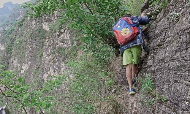 Vì đường đi khó khăn nên các em thường ở lại trường, 2 tuần mới về nhà 1 lần - Ảnh: Feature China/Barcroft Images